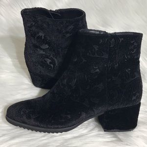Vaneli Zeda black troppy velvet boots 6.5